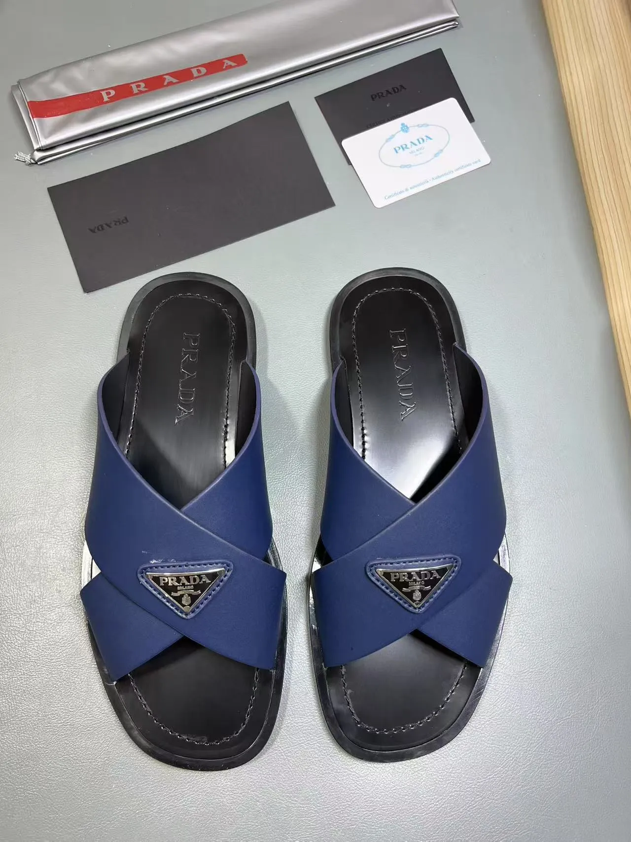 340💰PRADA Prada’s latest slippers are synchronized with the official website. This slipper is made of the brand’s unique and iconic Saffiano leather. The brand logo jumps out from the double straps, and the brand style is clearly visible. Cowhide gives men elegant charm and functional design, making it an ideal choice for vacation and leisure. Size:38-45